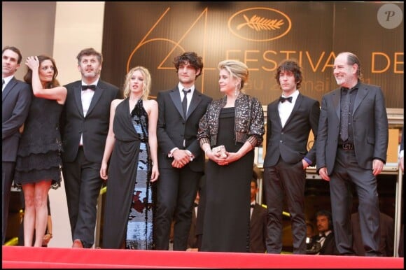 Alex Beaupain, son ami Christophe Honoré et l'équipe du film Les Bien-Aimés au Festival de Cannes en 2011.