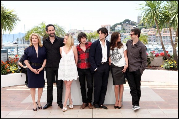 Alex Beaupain, son ami Christophe Honoré et l'équipe du film Les Bien-Aimés au Festival de Cannes en 2011.