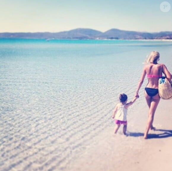 Alexandra Rosenfeld pose avec sa fille Ava à la plage, sur Instagram, le 17 avril 2013.