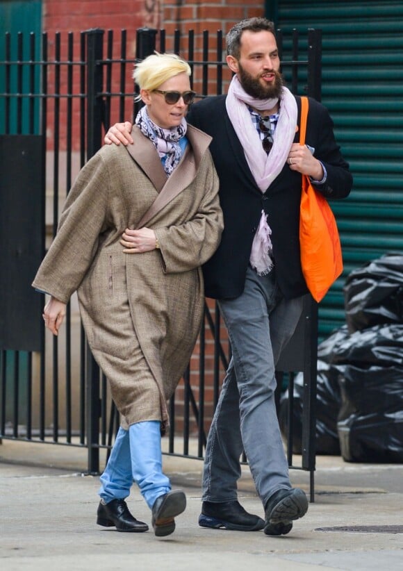 Tilda Swinton et son compagnon Sandro Kopp se promènent à New York, le 18 avril 2013.