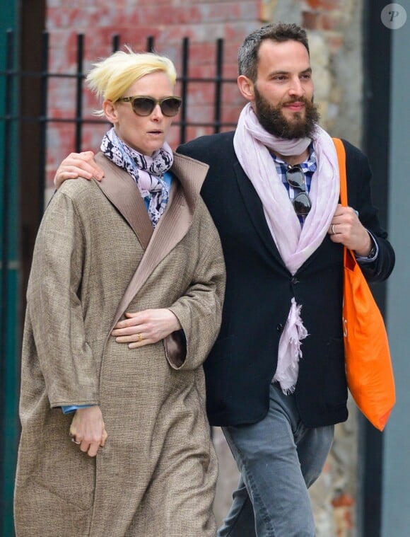 Tilda Swinton et son compagnon Sandro Kopp dans les rues de New York, le 18 avril 2013.