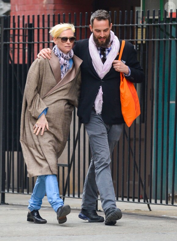 Tilda Swinton et son compagnon Sandro Kopp à New York, le 18 avril 2013.