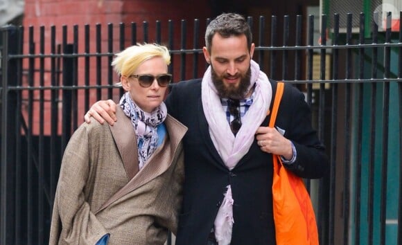 Tilda Swinton au côté de son compagnon Sandro Kopp dans les rues de New York, le 18 avril 2013.