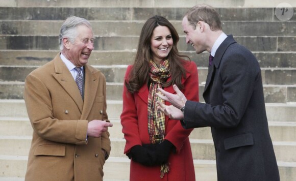 Le prince Charles, le prince William et Kate Middleton, enceinte, lors d'une visite a Dumfries House à Ayrshire, le 5 avril 2013.