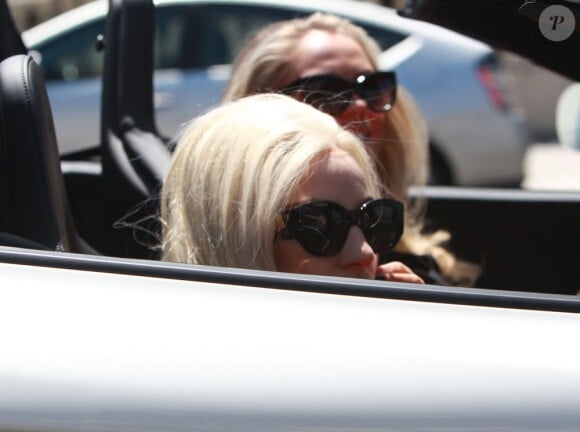 La popstar Lady GaGa avec une amie dans une Lamborghini, le samedi 20 avril 2013.