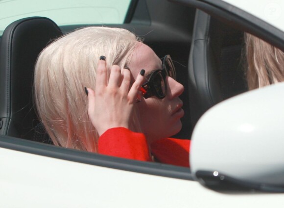 La chanteuse Lady GaGa avec une amie dans une Lamborghini, le samedi 20 avril 2013.