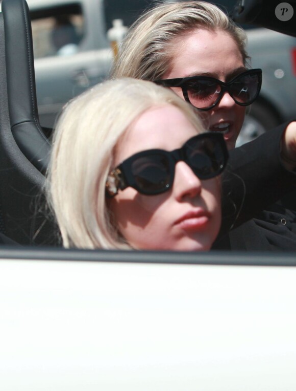 Lady GaGa avec une amie dans une Lamborghini, le samedi 20 avril 2013.