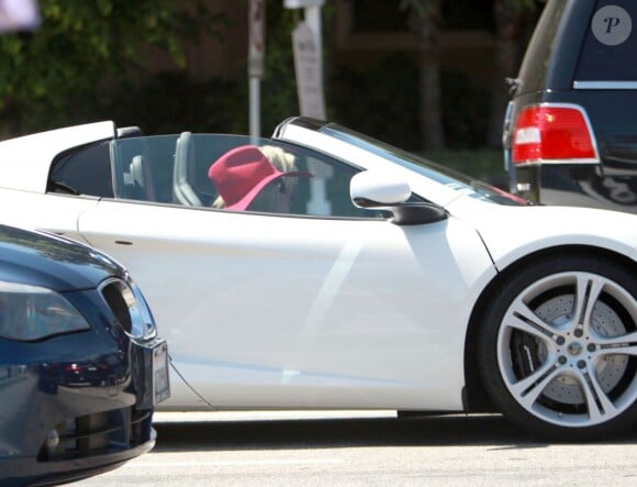 La Queen Of Pop, Lady GaGa, avec une amie dans une Lamborghini, le samedi 20 avril 2013.