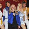 Bonnie Tyler pose devant les statues de cire du groupe ABBA au musée de Madame Tussauds à Berlin, le 20 avril 201.