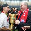 Franck Ribery et son président Uli Hoeness après la victoire du Bayern Munich en finale de la Coupe d'Allemagne le 15 mai 2010 à Berlin