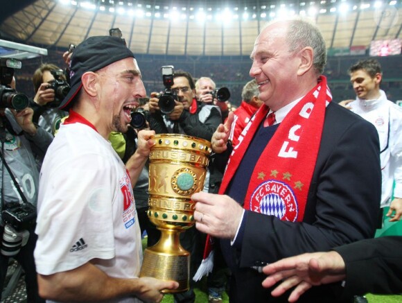 Franck Ribery et son président Uli Hoeness après la victoire du Bayern Munich en finale de la Coupe d'Allemagne le 15 mai 2010 à Berlin