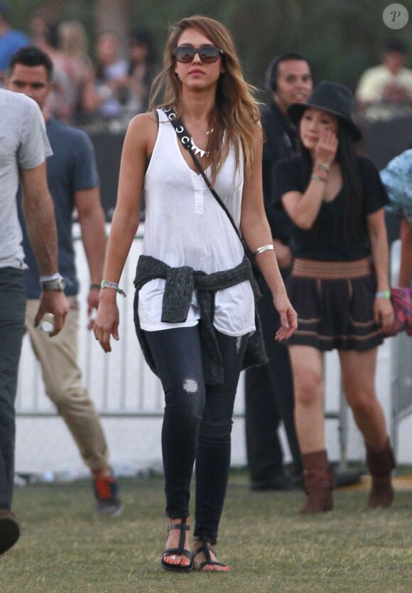 Jessica Alba, stylée en tenue basique avec un sac Jimmy Choo et des sandales Matt Bernson lors de l'avant-dernier jour du festival de musique de Coachella. Le 20 avril 2013.