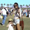 Alessandra Ambrosio et sa fille Anja vivent l'expérience Coachella jusqu'à son terme en assistant au jour de clôture du festival. Indio, le 21 avril 2013.