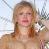 Belle faute de goût pour Courtney Love, 48 ans, habillée d'une robe transparente pour profiter des derniers instants de Coachella. Indio, le 20 avril 2013.