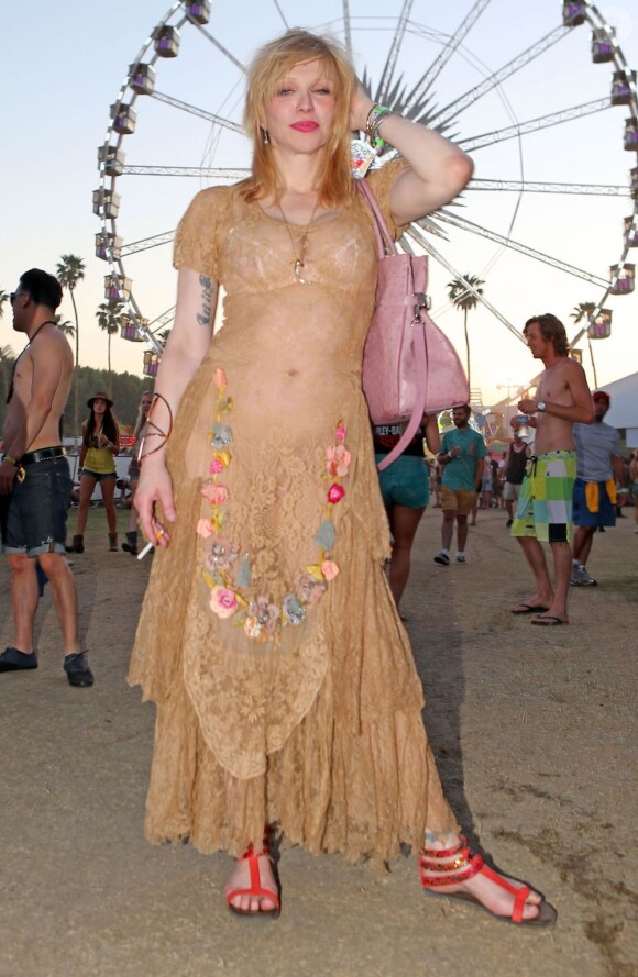 Belle faute de goût pour Courtney Love, 48 ans, habillée d'une robe transparente pour profiter des derniers instants de Coachella. Indio, le 20 avril 2013.