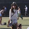 Alessandra Ambrosio, stylée dans un top brodé, un mini-short et des bottines Isabel Marant, assiste au jour de clôture du festival de Coachella. Indio, le 21 avril 2013.