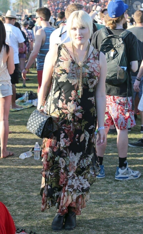 Hayley Hasselhoff, 20 ans et fille de David Hasselhoff, n'est pas vraiment mise en valeur dans cette robe aux motifs floraux. Indio, le 19 avril 2013.
