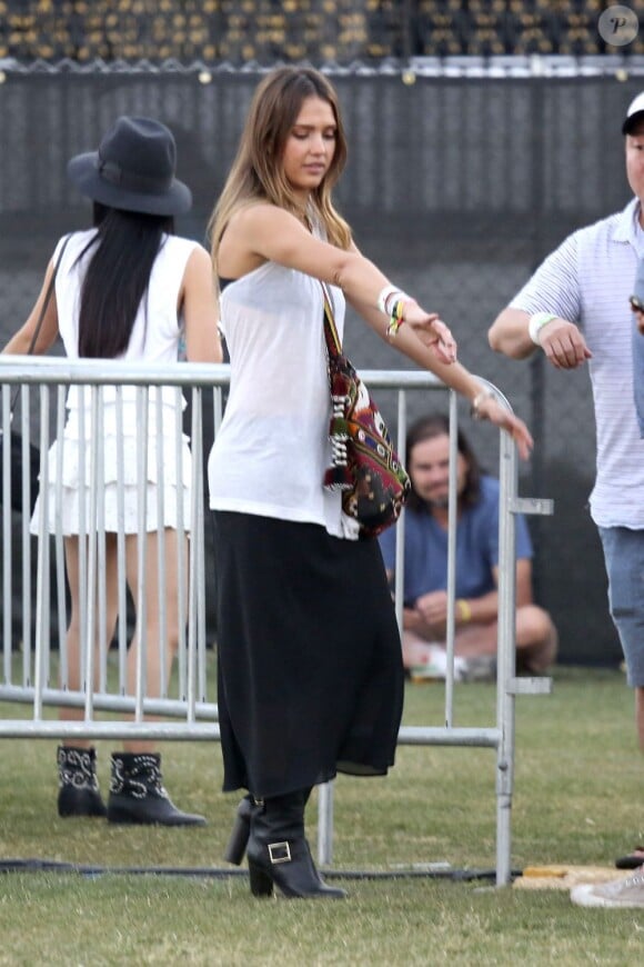 Jessica Alba, joyeuse festivalière à Coachella le 19 avril 2013.