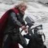 Chris Hemsworth combat Malekith sur le tournage du dernier film Marvel, Thor : The Dark World, le 16 novembre 2012.
