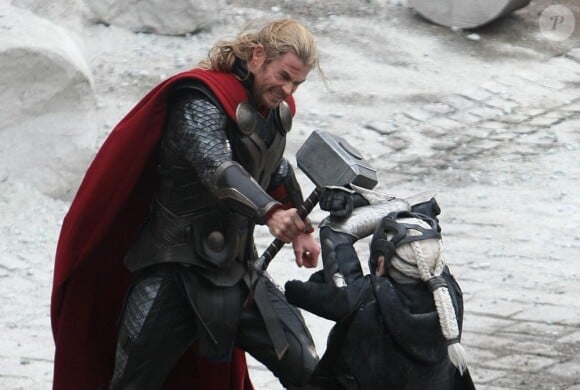 Chris Hemsworth combat Malekith sur le tournage du dernier film Marvel, Thor : The Dark World, le 16 novembre 2012.