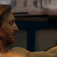 David Guetta : Torse nu, sexy, tatoué dans le délirant et loufoque ''Play Hard''