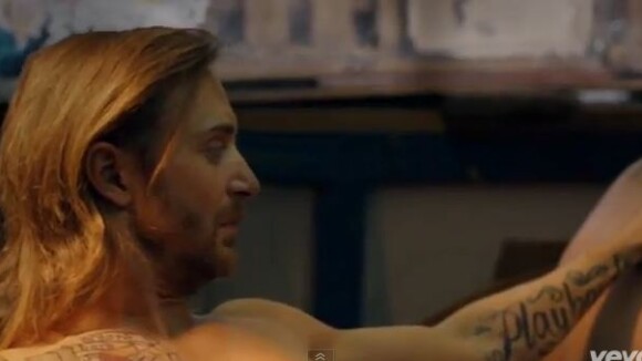David Guetta : Torse nu, sexy, tatoué dans le délirant et loufoque ''Play Hard''
