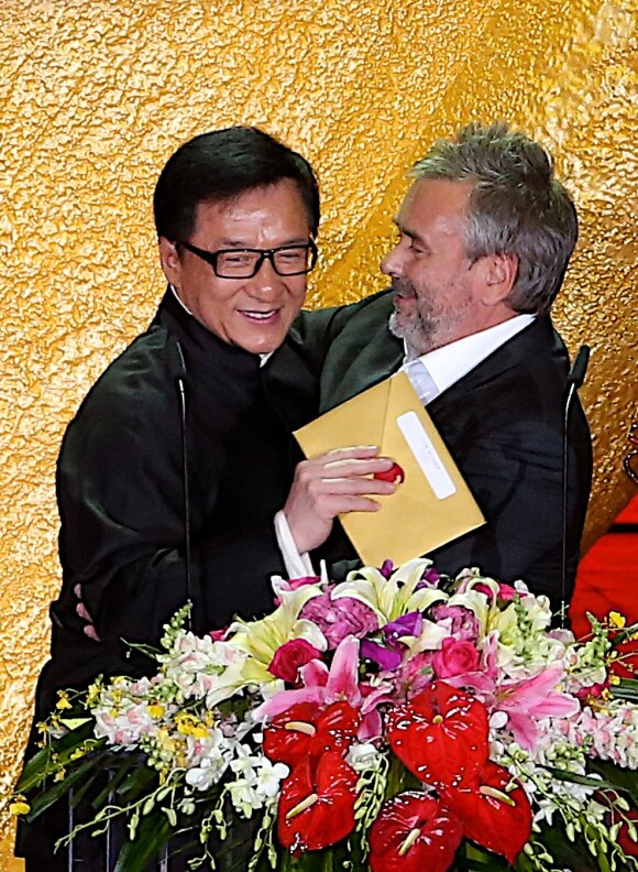 Luc Besson accueille la star hong-kongaise Jackie Chan à la cérémonie d'awards du Beijing Film Festival, le 23 avril 2013.
