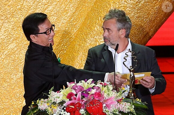 Luc Besson déconne avec Jackie Chan à la cérémonie d'awards du Beijing Film Festival, le 23 avril 2013.