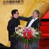Luc Besson détendu au côté de Jackie Chan à la cérémonie d'awards du Beijing Film Festival, le 23 avril 2013.