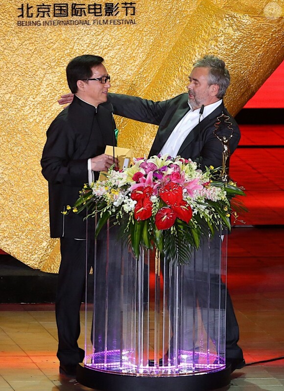 Luc Besson détendu au côté de Jackie Chan à la cérémonie d'awards du Beijing Film Festival, le 23 avril 2013.