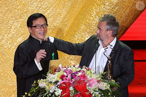 Luc Besson salue Jackie Chan pendant la cérémonie d'awards du Beijing Film Festival, le 23 avril 2013.
