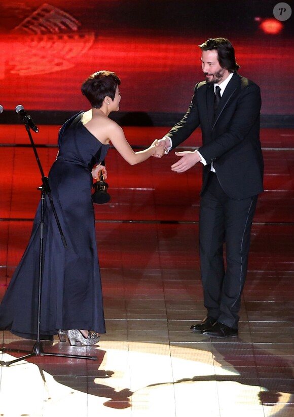Keanu Reeves salue Yan Bingyan à la cérémonie d'awards du Beijing Film Festival, le 23 avril 2013.