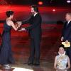 Keanu Reeves récompense la meilleure actrice chinoise Yan Bingyan à la cérémonie d'awards du Beijing Film Festival, le 23 avril 2013.