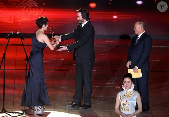 Keanu Reeves récompense la meilleure actrice chinoise Yan Bingyan à la cérémonie d'awards du Beijing Film Festival, le 23 avril 2013.