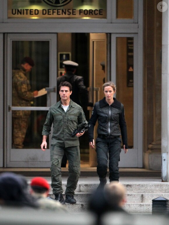 Tom Cruise et Emily Blunt sur le tournage du film "All you need is kill" a Londres. Le 2 fevrier 2013  February 02, 2013 Tom Cruise and Emily Blunt filming All You Need Is Kill on the steps of the Ministry of Defence in London.02/02/2013 - Londres