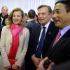 Valérie Trierweiler rencontre les Français de Chine lors d'une soirée organisée au consulat français de Shanghai le 26 avril 2013, en conclusion de la visite officielle de François Hollande en Chine