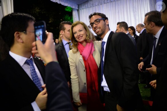Valérie Trierweiler prend la pose avec les Français de Chine lors d'une soirée organisée au consulat français de Shanghai le 26 avril 2013, en conclusion de la visite officielle de François Hollande en Chine