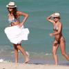 Julianne Hough et Nina Dobrev profitent de la vie en vacances à Miami, le 26 avril 2013.