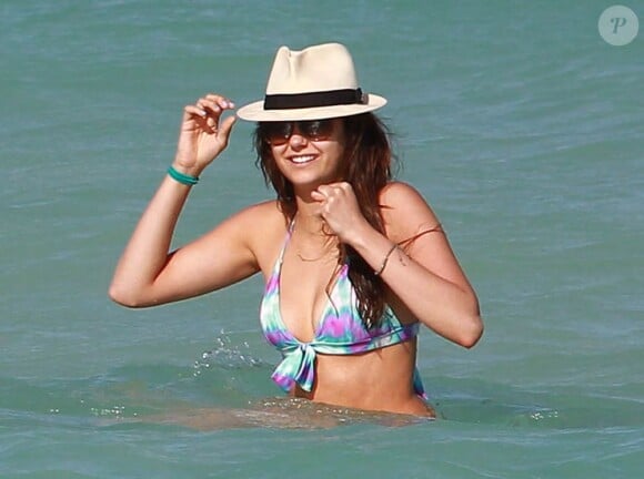 Nina Dobrev, superbe en bikini, profite de la plage à Miami. Le 26 avril 2013.