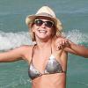 Julianne Hough s'éclate à la plage à Miami. Le 26 avril 2013.