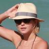L'actrice Julianne Hough, en vacances avec son amie Nina Dobrev, prend le soleil dans un joli bikini. Miami, le 26 avril 2013.