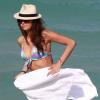 Nina Dobrev, sublime en bikini, profite de petites vacances à Miami avec son amie Julianne Hough. Le 26 avril 2013.