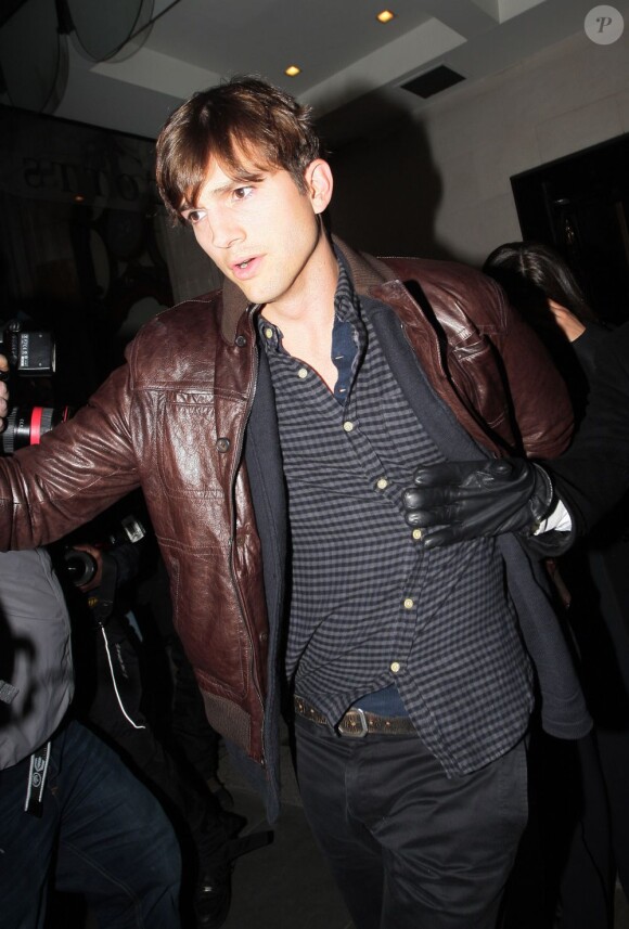Ashton Kutcher à la sortie de la soirée Gemsfield Jewelry Event à Londres, le 14 mars 2013.