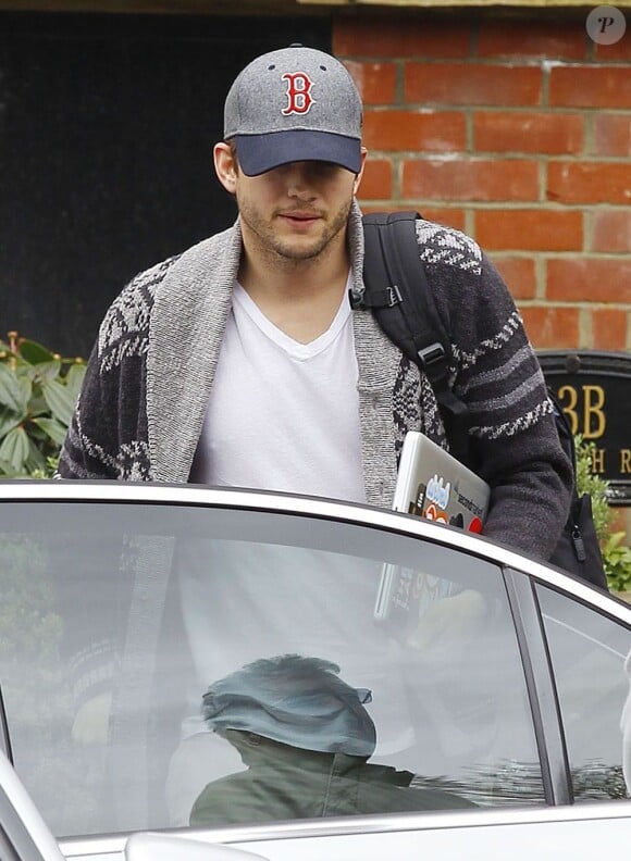 Ashton Kutcher quitte l'appartement de Mila Kunis à Londres, le 16 avril 2013.