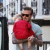 David Beckham et sa fille Harper se promènent à Londres, le 29 avril 2013. Ils ont croisé Stella McCartney.