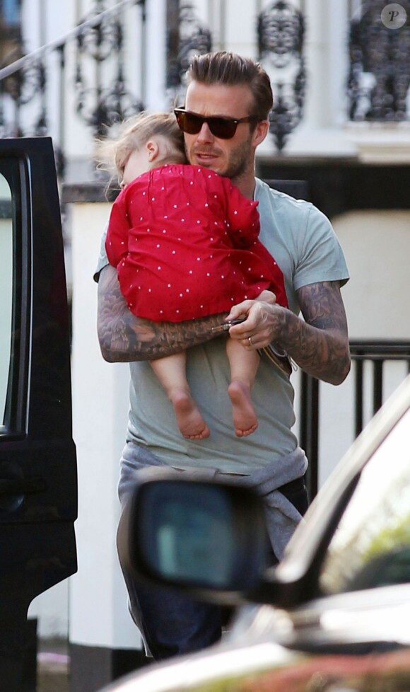 David Beckham et sa fille Harper se promènent à Londres, le 29 avril 2013. Ils ont croisé Stella McCartney.