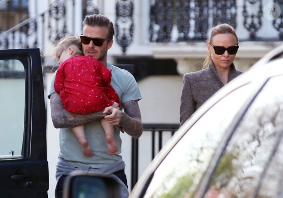 Le footballeur David Beckham et sa fille Harper se promènent à Londres, le 29 avril 2013. Ils ont croisé Stella McCartney.