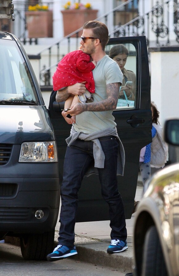 David Beckham et Harper se promènent à Londres, le 29 avril 2013. Ils ont croisé Stella McCartney.