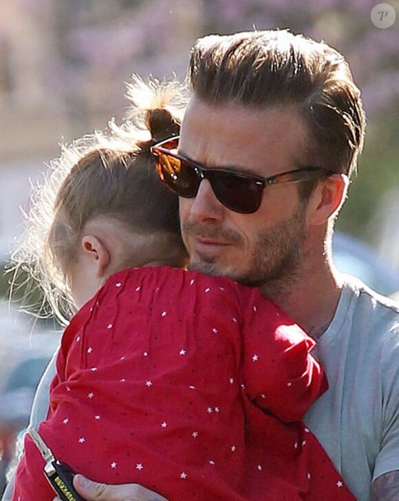 David Beckham et sa fille Harper se promènent à Londres, le 29 avril 2013. Ils ont croisé la créatrice britannique Stella McCartney.