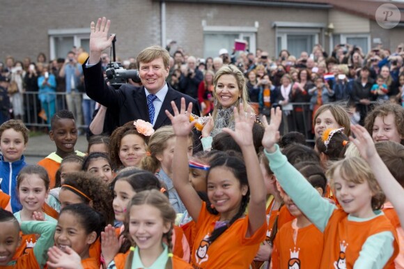 Le prince Willem-Alexander des Pays-Bas et la princesse Maxima fêtaient les Jeux royaux le 26 avril 2013 dans une école primaire d'Enschede, à quatre jours de l'abdication de la reine Beatrix.